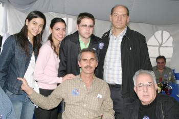 El festejado acompañado por el señore Obispo don José Guadalupe Galván Galindo, Guillermo Murra, Cecy, Daniela y Guillermo Murra.