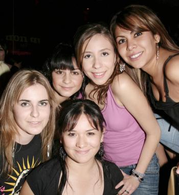 Grupo de amigas en un festejo de cumpleaños.