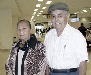 Maximino Garza y Manuela de Garza viajaron a Los Ángeles.