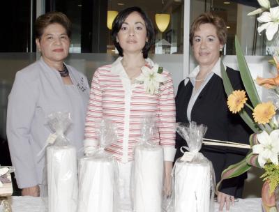 Lilia García de Mourey, Yolanda Sánchez de Ramírez y Lorena Ramírez Sánchez en la despedida de ésta última.