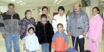 Ricardo Julia, María Rosa, Daniel y Jesús viajaron al DF, los despidió la familia Alba.