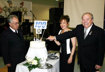 Los señores Ángel y Marisa Morales, Gobernadores del Distrito 4110, fueron los encargados de partir el pastel de los 100 años de vida.