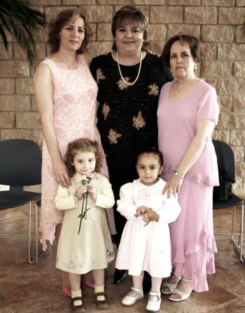 Ana Lucía Leal de Wong, Verónica Fernández de Hernández, Blanca Elva Flores y las niñas Ana Paula Martínez Leal y Betsabé Martínez, captadas en reciente festejo.