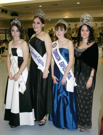 Mariana García, reina del Distrito 4110, acompañada de las soberanas de los diferentes Clubes.