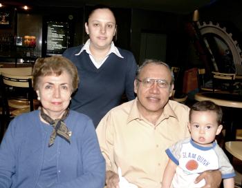 Coco de Hernández, Claudia, Eddy y Daniel Hernández, captados en un agradable festejo.