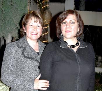 La anfitriona de la reunión Marcela de Wong, acompañada de Sivia Rendón.