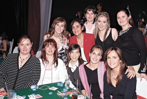 Tutti Von Bertrab de Izaguirre, Karla Von Bertrab, Angelina de Von Bertrab, Irene Karam de Fernández, Pily Gómez de Tricio, Cristina Sánchez Von Bertrab, Nora de Peters, Margara de Soto, Laura Sánchez Von Bertrab e Ingrid Von Bertrab