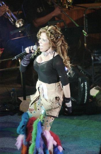 ¿Y qué si el palenque apenas lució a la mitad de su capacidad? ¿Y qué si el sonido no estuvo perfecto? ¿Y qué si el concierto empezó casi con 50 minutos de retraso? Nada de eso fue impedimento para que las aproximadamente tres mil 800 personas que anoche acudieron al palenque de la Expo Gómez gritaran, lloraran y se “soltaran el pelo” con Gloria Trevi.