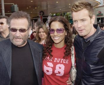 ESTRENO EN LOS ÁNGELES

En la versión en inglés, intervinieron en el doblaje los actores británicos Ewan McGregor (Der.) y Jim Broadbents; los estadounidenses Halle Berry (Centro), Greg Kinnear, Mel Brooks, Drew Carey, Jim Broadbent, Amanda Bynes y Robin Williams (Izq.), entre otros.