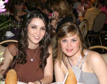 Aurora de Valdés y Adriana Suárez.