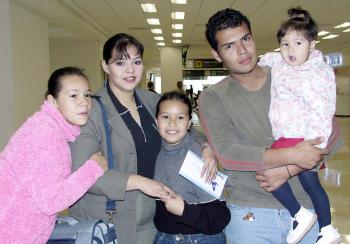 Edith Gabriela Celaya viajó a Hermosillo y fue despedida por Juna Ricardo Celaya, Carla, Edith y Angélica.