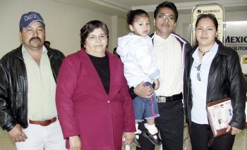 José Monterrubio, Ninfa Cardiel y Miriam Sofia viajaron al DF y los despidieron Margarita de Santiago y Santiago Acosta