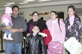 06 de marzo 
Marina Muñoz, María Favila y Jesús Santos viajaron a San Diego y fueron despedidos por Ricardo Muñoz.