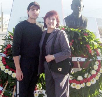 09 de marzo 2005

María Isolda Rodríguez de Jiménez con su hijo Pedro, en el homenaje que le ofrecieron al Gral. Pedro Rodríguez Triana, por su 45 aniversario de fallecimiento.
