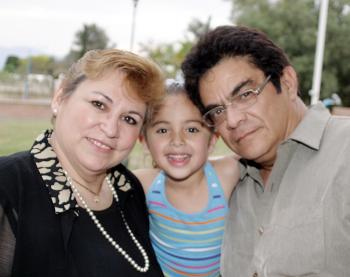 Carmen Moreno de Hernández, Daniela y Pascual Hernández.