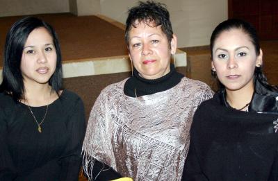 Rocío Martínez, Coty de Martínez y Monserrat Martínez.