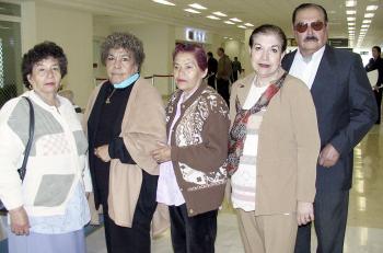 Aurora Aranda y Alicia Mateos viajaron al DF y fueron despedidos por Victor, María Elena y Rosa María.