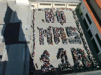 Diversos planteles de diferentes niveles escolares realizaron mensajes para pedir no más días como el 11 de marzo del año pasado en el que murieron 192 personas.