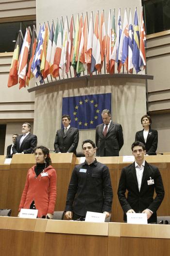 La Unión Europea conmemoró con diversos actos institucionales el primer aniversario de los atentados terroristas que se cobraron 192 vidas en Madrid, y rindió un emotivo homenaje a las víctimas y sus familias.
