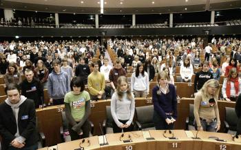 También el presidente de la Comisión Europea, José Manuel Durao Barroso, llamó a combatir el terrorismo 'con la ley y dentro de la ley', en el respeto escrupuloso de los derechos fundamentales.