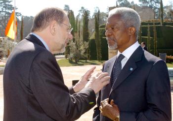 También asistieron el secretario general de Naciones Unidas, Kofi Annan (Der.); el presidente de Afganistán, Hamid Karzai; el presidente de Senegal, Adboulay Wade; el de Mauritania, Maauiya Uld id Ahmed Taya; el presidente de Portugal, Jorge Sampaio; y el Gran Duque de Luxemburgo.