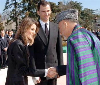 Los Príncipes Letizia y Felipe hablan con el presidente de Afganistán antes de la ceremonia.