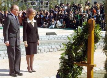 El 'Bosque de los Ausentes', antes ubicado en la glorieta de Atocha, en las proximidades de una de las estaciones donde se perpetraron los atentados, ha sido instalado en el cercano parque de El Retiro de Madrid, el más popular de la ciudad.