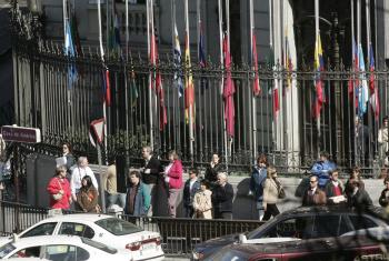 Igualmente estuvieron presentes el alto representante de la Unión Europea (UE) para la Política Exterior y de Seguridad, Javier Solana, y el presidente del Parlamento Europeo, José Borrell.
