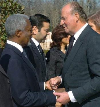 La inauguración del 'Bosque de los Ausentes', en memoria de los 192 fallecidos en los atentados cometidos hace un año en Madrid, se convirtió en el homenaje principal a las víctimas de los más graves atentados de la historia de España y de Europa.

Aquí el Rey de España Juan Carlos, el secretario general de Naciones Unidas, Kofi Annan tras cinco minutos de silencio.