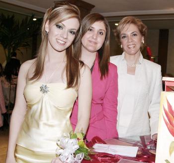 Odila Vargas Villarreal acompañada de Linda Yvette Fernández de Carrillo y por su mamá Odila Villarreal de Vargas.