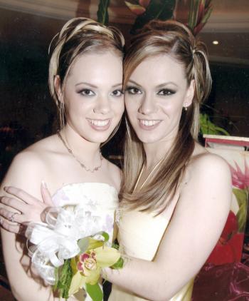 Odila Vargas Villarreal acompañada de su hermana Clarissa.