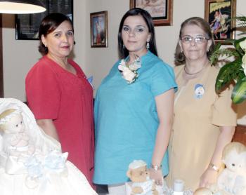 Brenda Cortázar y Adriana Carrasco le organizaron una fiesta de regalos a Yelene Carrasco de Padilla, en honor del bebé que espera.