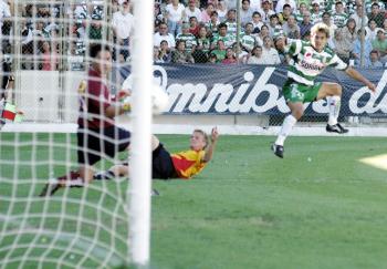 Tras el triunfo, Héctor Altamirano, quien anotó el tercer tanto de los Guerreros ante el Morelia, dijo que él jamás ha estado peleado o distanciado de la gente, pero dejó en claro que todos deben saber que un jugador pasa por buenas y malas rachas.

“Yo soy el primero que siente cuando no paso por un buen momento futbolístico, y por fortuna el trabajo nos ayuda a recobrar el nivel. Uno asume la responsabilidad que tiene dentro de un equipo, aunque finalmente cada quien tiene su propio punto de vista; el mío es que debo trabajar más para bien de mi equipo.