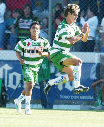 El primer tiempo fue típico de los michoacanos, con juego semilento en la salida y equilibrados en zona defensiva, y por las bandas y mediocampo esperaban capitalizar los errores del rival o contragolpear en el momento oportuno.

Los albiverdes no encontraban la fórmula para hacer daño, donde pesó claramente la ausencia del lesionado Hugo “Misionero” Castillo, incluso llegaban a desesperarse y fallaban pases sencillos a sus compañeros. El preparador físico de los Guerreros, Guillermo Hernández, fue expulsado por el nazareno Gabriel Gómez, al protestar airadamente sus decisiones.