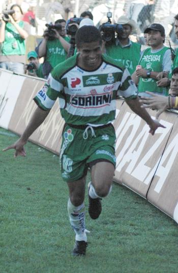 El partido, correspondiente a la jornada nueve del Clausura 2005, fue jugado por ambos equipos a una temperatura superior a los 30 grados centígrados, donde los goles de los albiverdes fueron anotados por Junior César (al minuto 46), Gerardo Espinoza (al 70) y Héctor Altamirano (al 75). Rafael Márquez Lugo (al 15) había puesto en ventaja a los visitantes.
