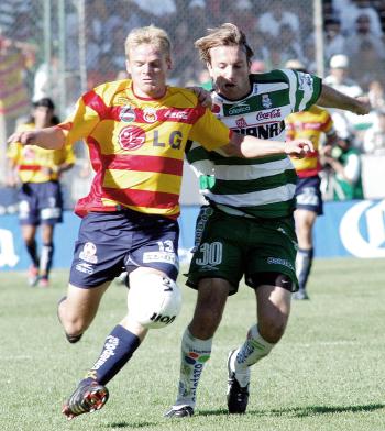 Santos Laguna supo aprovechar el mismo número de oportunidades que desperdició Monarcas Morelia, para derrotarlos 3-1 en el Estadio Corona, que lució tres cuartos de entrada de su capacidad total.