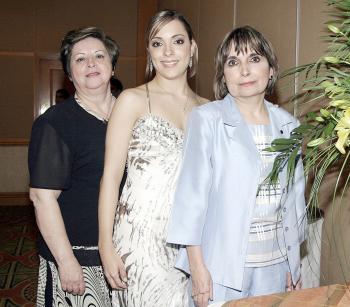 Ileana del Río el día de su despedida con la Sra. María del Rocío Guerrero y su futura suegra, Sra. Laura Irma Martínez.