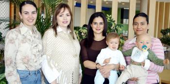 Mary Carmen de Ortiz Haro, Alejandra Jaik y Susana Dueñes de Díaz Couder, acompañadas de los pequeños Sebastián y Mariel.