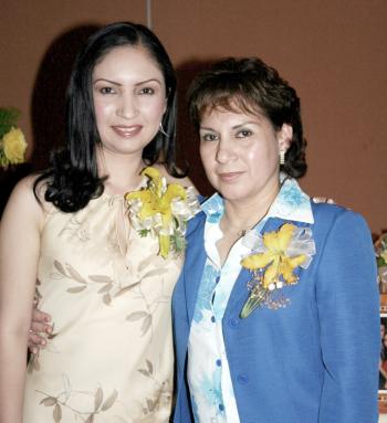 Liliana Ortega Ávila junto a su mamá Elvira Ávila de Ortega, quien le organizó una fiesta de despedida por su cercano matrimonio con Arturo de la Rosa Álvarez.