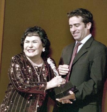 La película mexicana Huapango resultó la más premiada de la noche en la 35 entrega de las Diosas de Plata. 

La actriz Carmen Salinas recibe su Diosa de Plata, en papel de Cuadro  Femenino de la película 'Zapata' y su contribución a la Comedia.