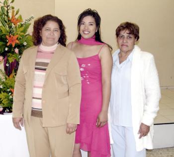 La novia, María Guadalupe Cabral Alvarado junto a las organizadoras de su fuesta de despedida, señoras Martha E. Alvarado Cabral y  María Dolores Juárez de Burciaga.
