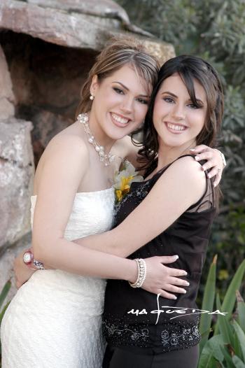 María Elena Cedillo junto a su hermana Patricia Isabel el día que fue despedida de su soltería.