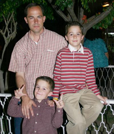 Ernesto Sesma con sus hijos Ernesto y Andrés