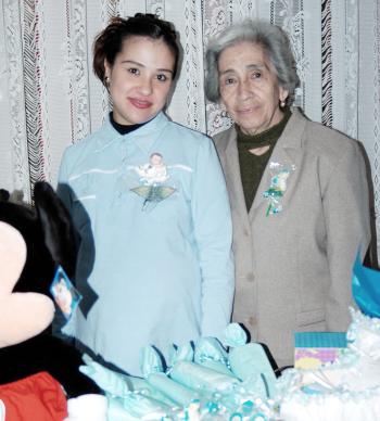 Iliana Nájera de Sandoval recibió múltiples felicitaciones en la fiesta de retalos que le organizó Graciela Álvarez de Nájera por el próximo nacimiento de su bebé