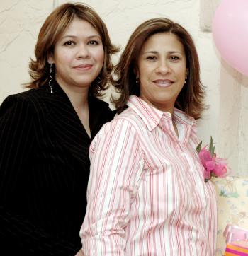 Natalia Talamantes acompañaad por Nancy Ortega de Orozco quien le ofreció una fiesta de canastilla