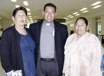 José Guadalupe Rivas viajó a Tijuana y fue despedido por Consuelo Saldaña y María de la Luz Rivas
