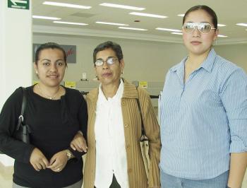 16 de marzo 



María Cristina Cepeda viajó a Tijuana y fue despedida por Iris Nava y Judith Ramírez.