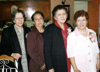 Adriana Villegas Ortiz junto a sus compañeras de trabajo, quienes le ofrecieron una comida con motivo de su jubilación.