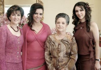 La futura novia Yasmín Gutiérrez Mansur, acompañada por Yasmín Mansur, Carmen Graña y Aurora Gutiérrez.