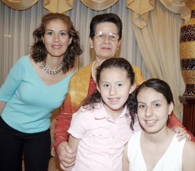 17 de marzo 2005

Stephanie López Muñoz  acompañada con su abuelita, su mamá y sus hermanas.